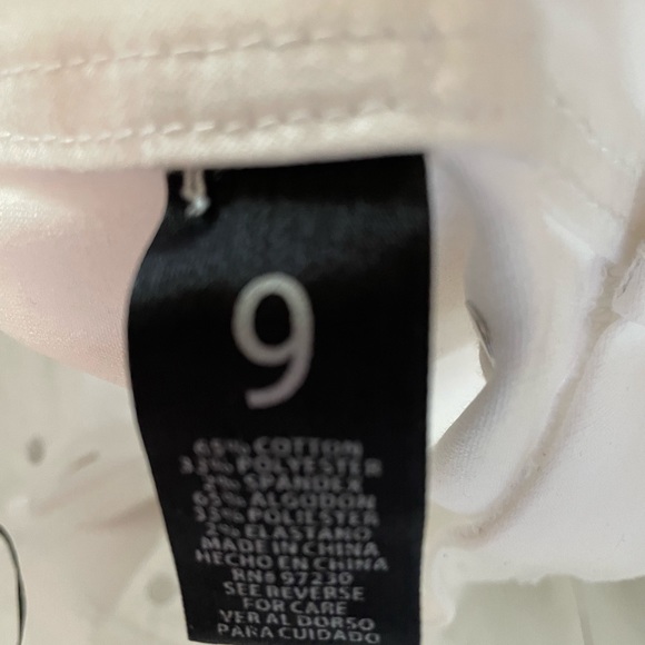 JUNIORS ALMOST FAMOUS WHITE JEANS - Picture 4 of 5